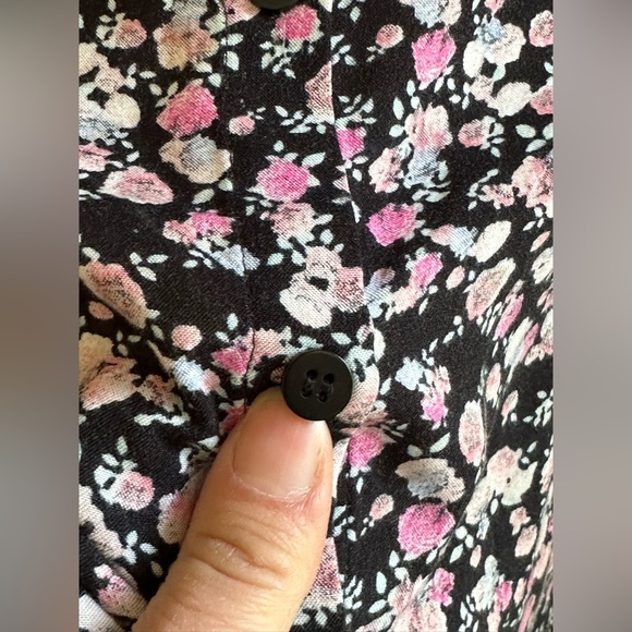 H & M Divide Black & Pink Floral  Print Mini Skirt SZ 8  2 Black Button … - Picture 6 of 9